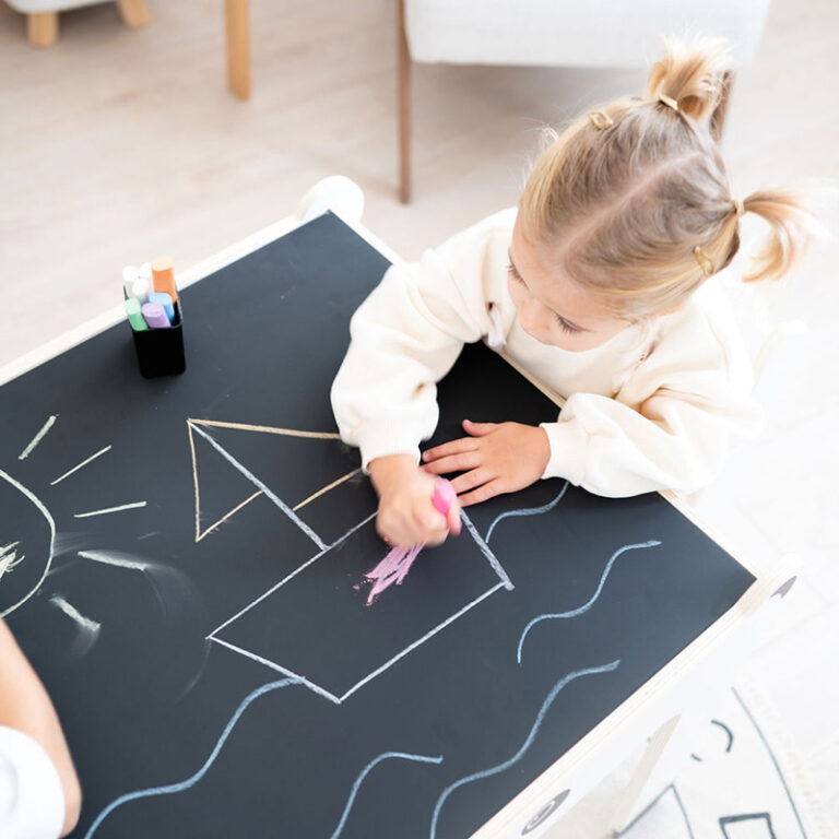 Toddlee Montessori otroška mizica z risalno tablo.