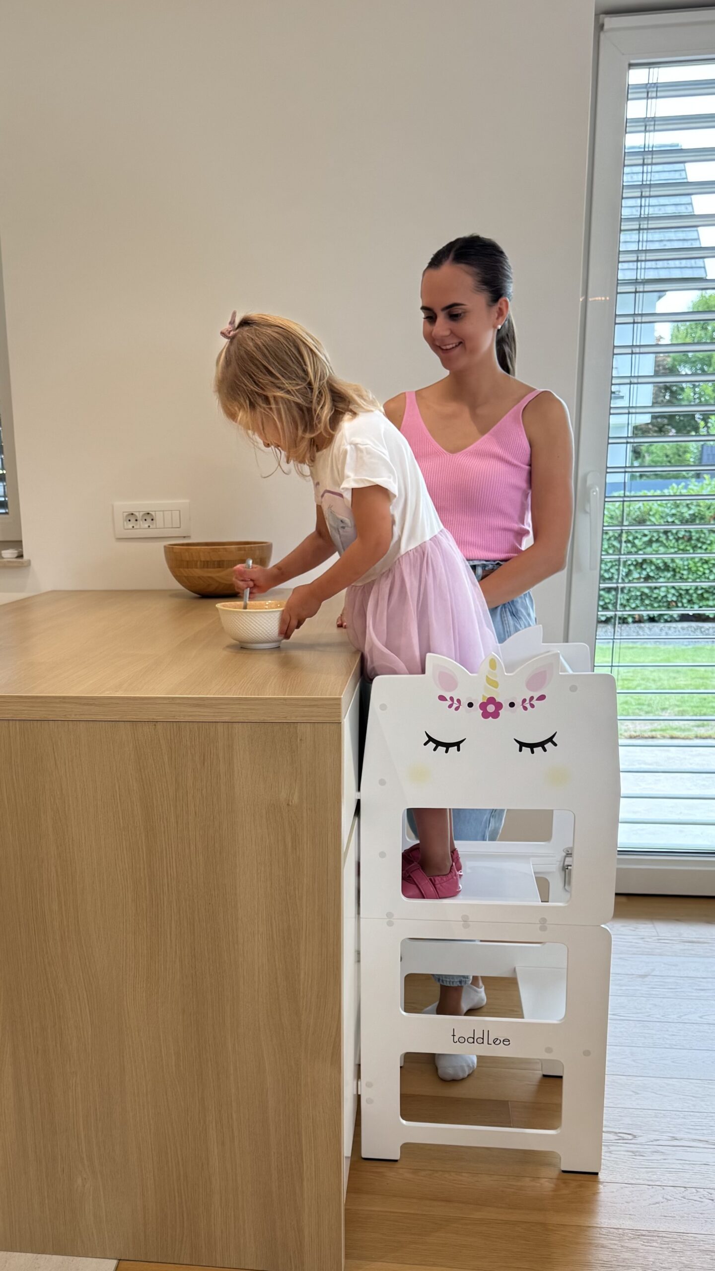 Pomagalček omogoča otroku varno doseganje kuhinjskega pulta.