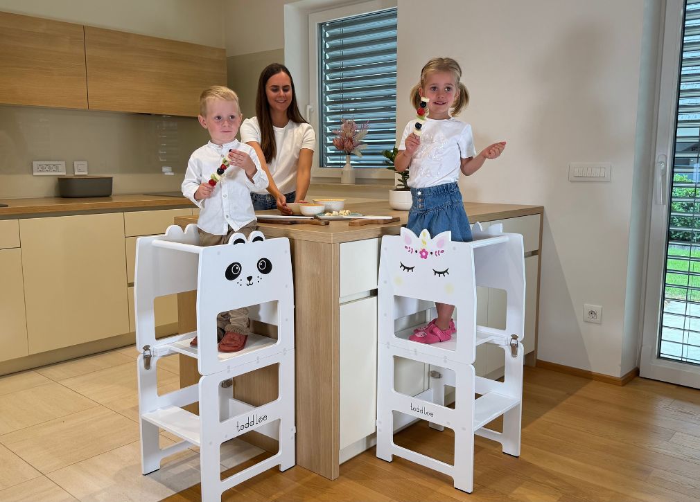 Montessori pomagalček spodbuja razvoj samostojnosti in praktičnih veščin.