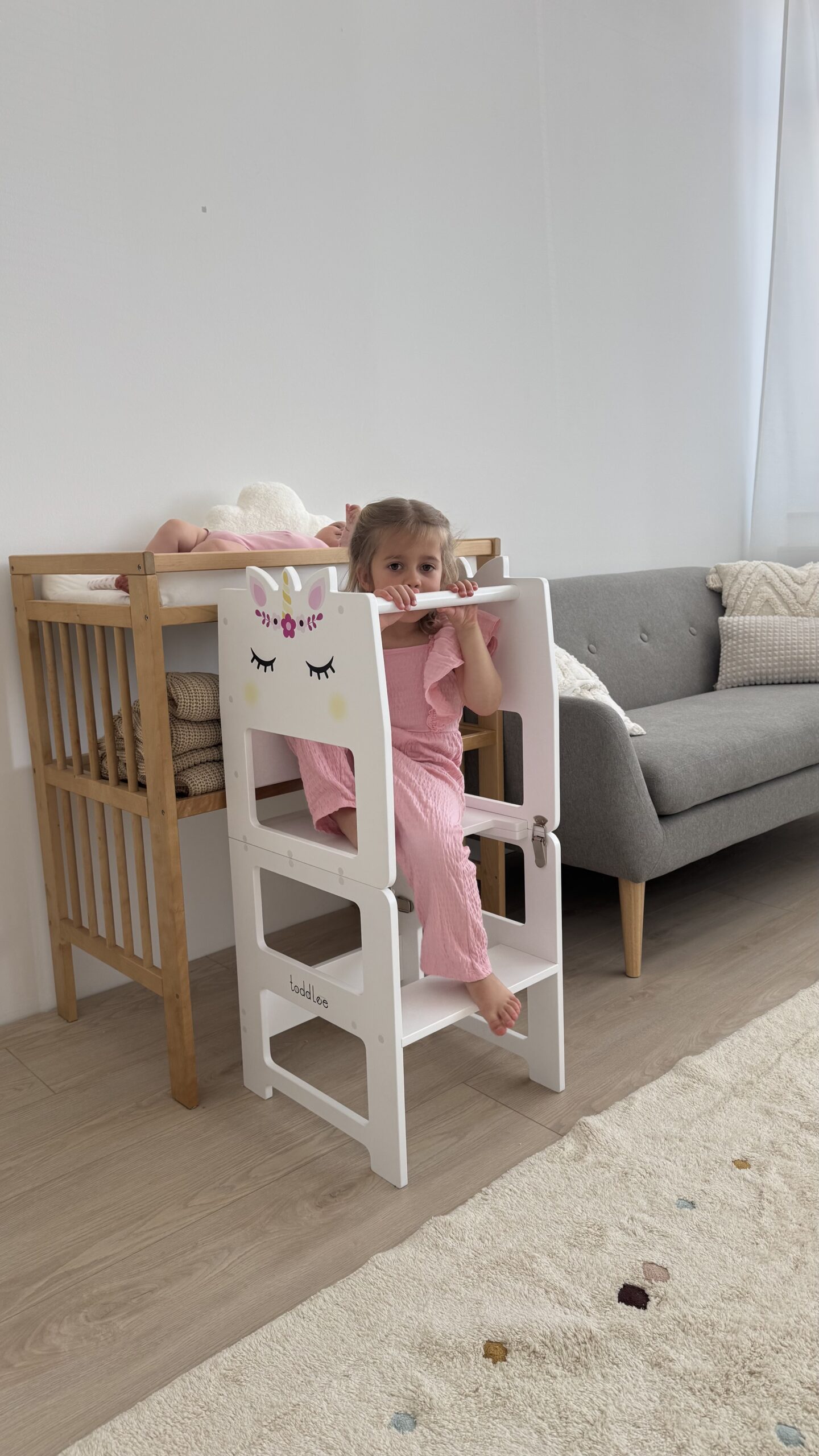 Pomagalček 4v1, ki se spremeni v mizico in tablo za ustvarjanje.