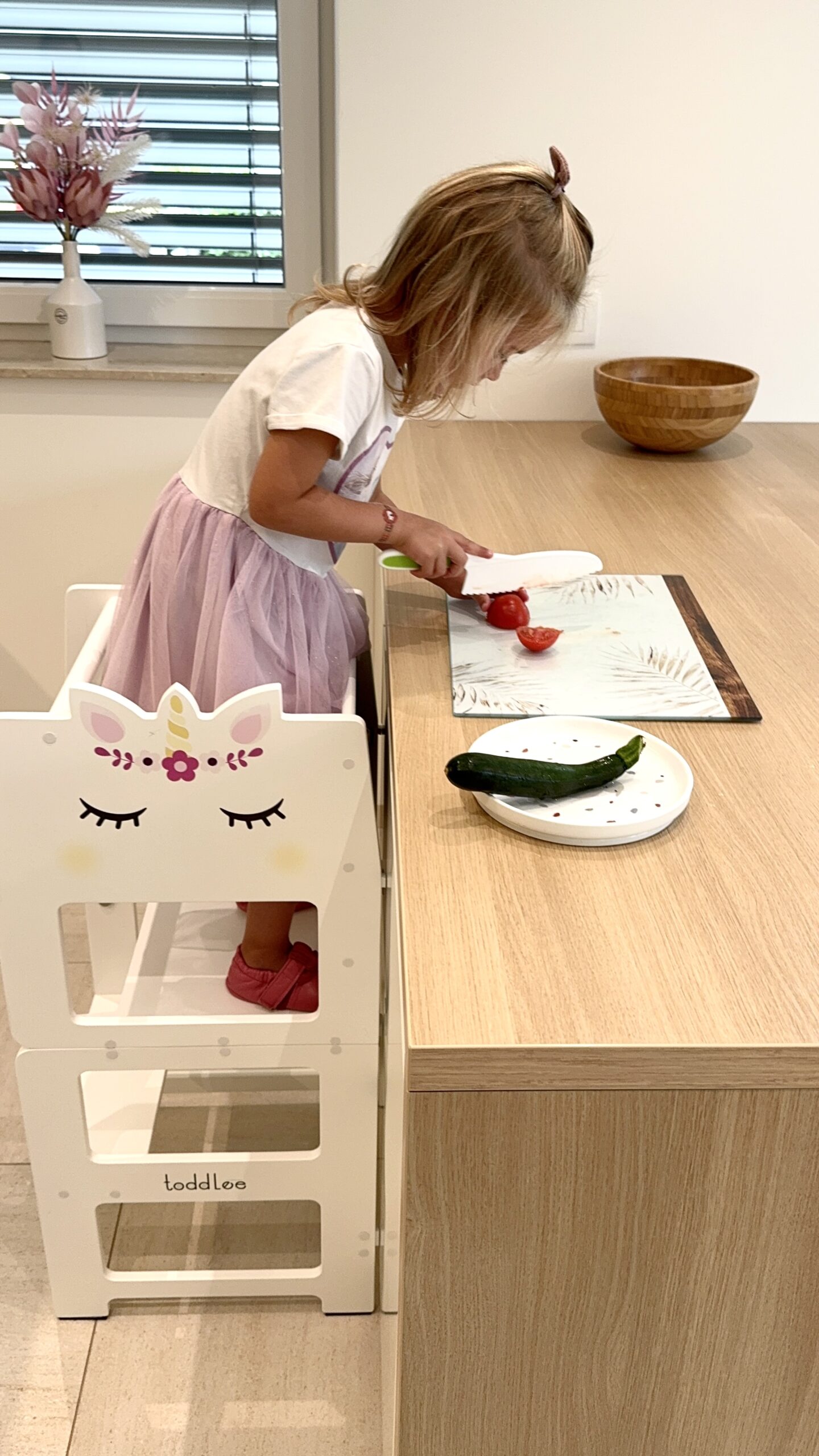 Montessori pomagalček spodbuja razvoj samostojnosti in praktičnih veščin.